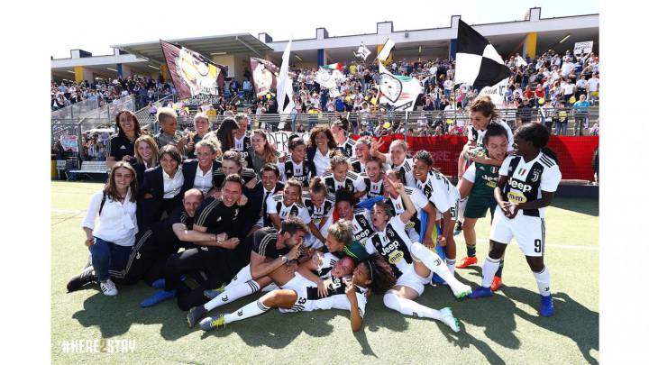 Jugadoras de la Juventus celebran el título de la Serie A.