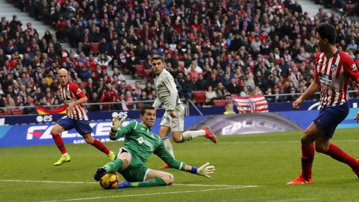 David Soria hace una parada ante Rodrigo durante el Atlético-Getafe disputado la temporada pasada.