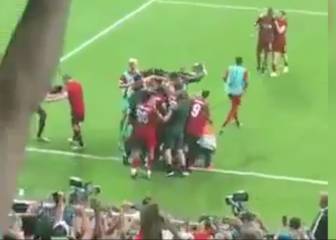 Un fan lesiona a Adrian en plena euforia por la Supercopa