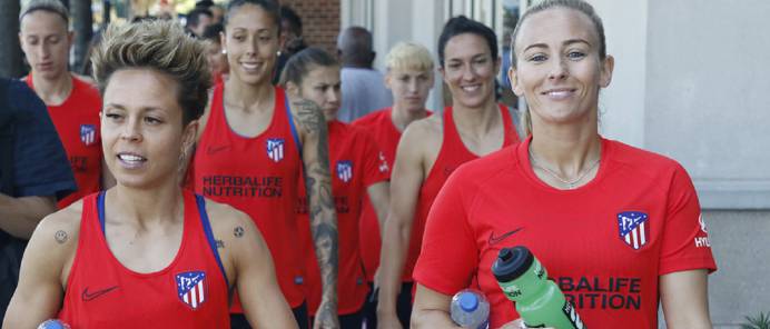 Amanda y Toni Duggan durante un paseo en la previa al duelo frente al City.
