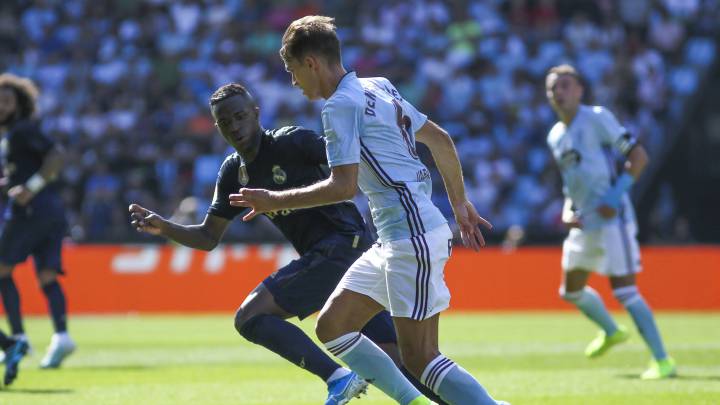 El centrocampista Denis Suárez conduce el balón ante la atenta mirada de Vinícius.