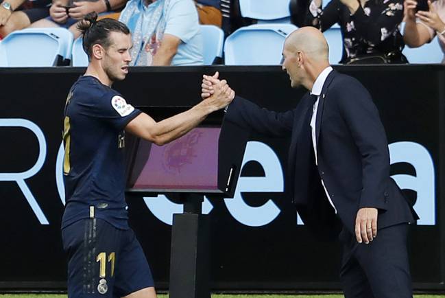Zinedine Zidane saluda a Gareth Bale delante del monitor del VAR después de que el galés fuera sustituido por Isco.