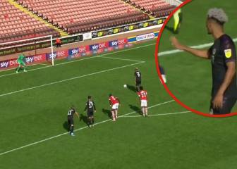 Extraño penal en Inglaterra: ¡se acercó a la pelota caminando!