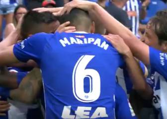 Un solitario gol de Joselu da la victoria al Alavés en el estreno de Garitano