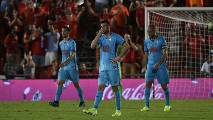 Los jugadores del Eibar se muestran abatidos tras el gol en propia puerta de Oliveira que supuso el 2-1 definitivo.