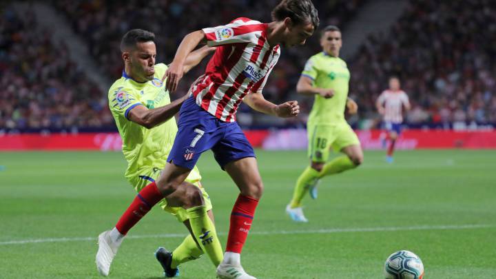 Bruno trata de quitarle el balón a João Félix durante el Atlético-Getafe de la 1ª jornada en la que el 'menino de oro' cumplió con el reto propuesto por Futre.