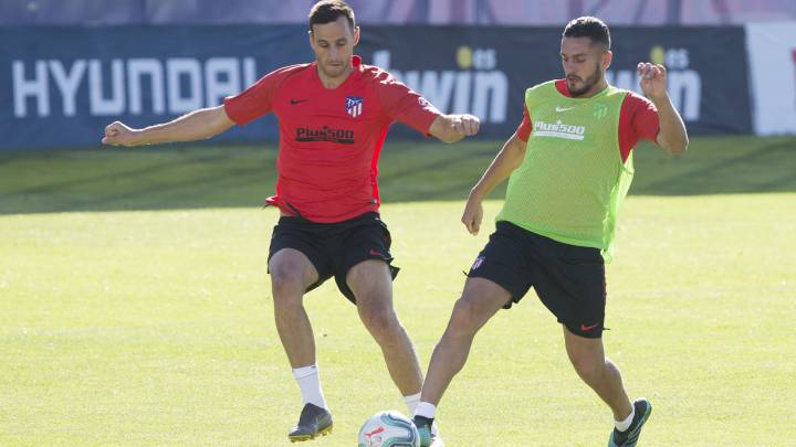 Kalinic, que interesa al Espanyol, y Koke en un entrenamiento del Atlético.