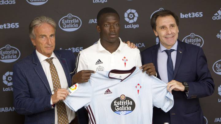 Pape posa con la camiseta del Celta