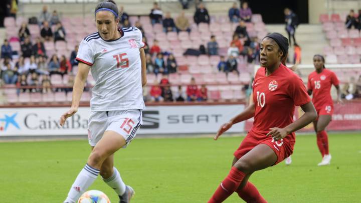 Silvia Meseguer controla el balón durante un partido de la selección española de fútbol femenino.