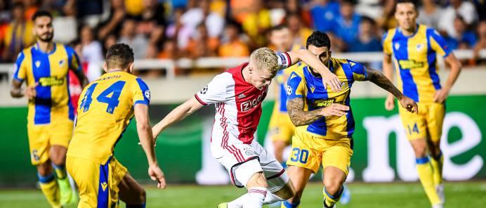 El APOEL sorprende al Ajax de un discreto Van de Beek