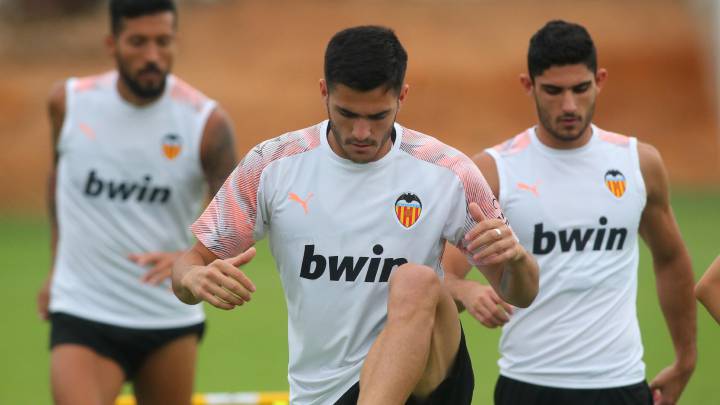 Maxi Gómez levanta la pierna izquierda durante un entrrenamiento acompañado de Gonçalo Guedes y Ezequiel Garay.