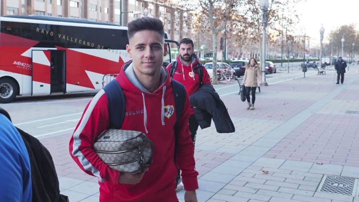 El Betis tendrá este miércoles ya a Álex Moreno, que viaja a Sevilla. La negociación por el lateral catalán con el Rayo Vallecano, un auténtico culebrón.