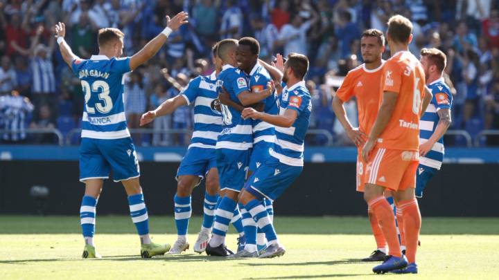 El Deportivo celebra su primer gol ante el Oviedo
