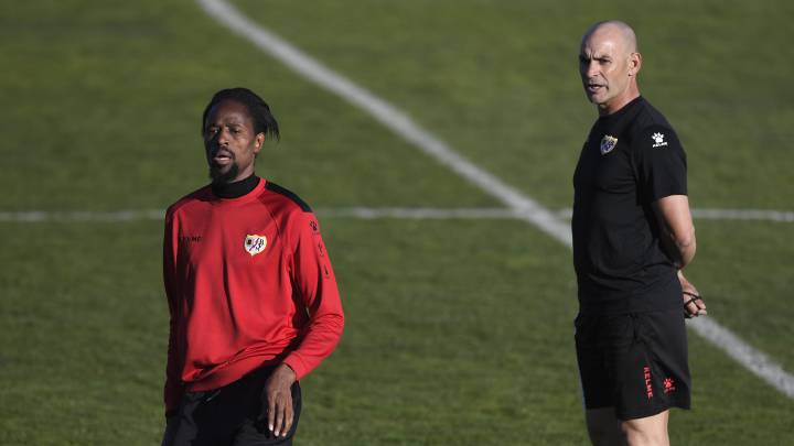 Abdoulaye, junto al técnico Paco Jémez.