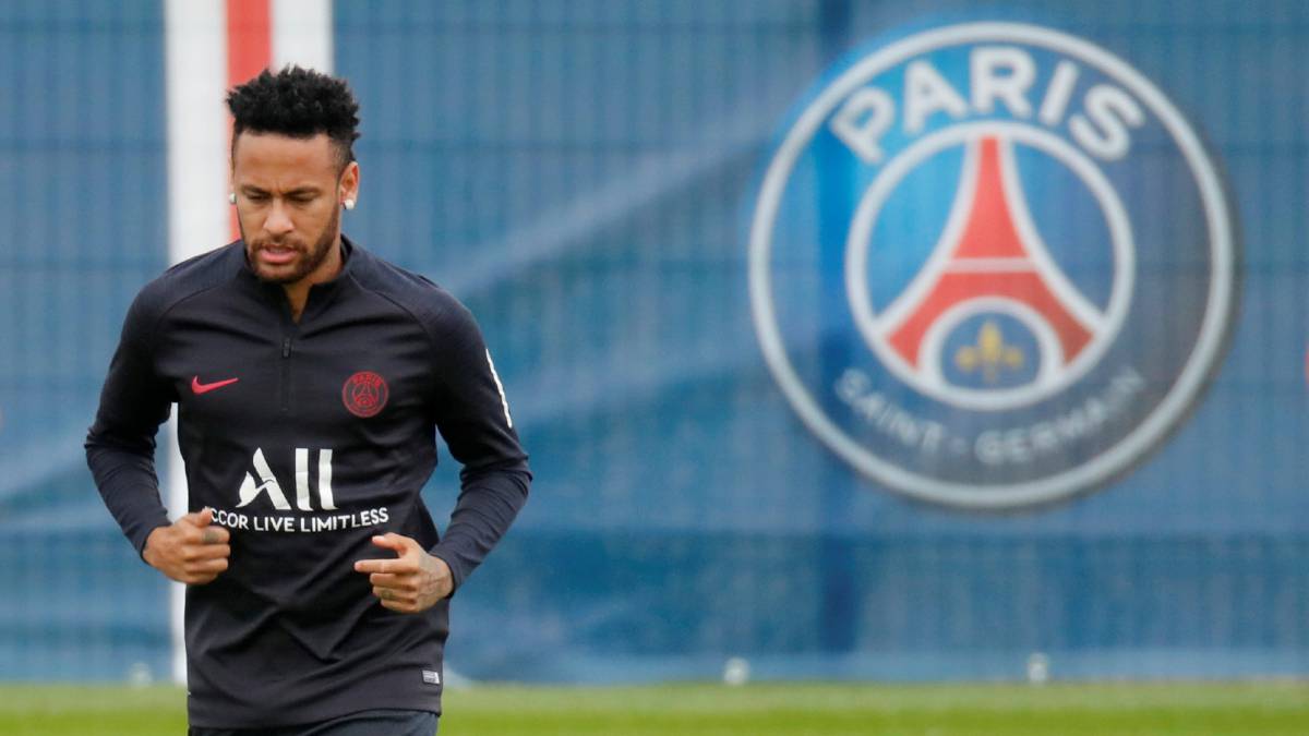 Neymar en un entrenamiento con el PSG