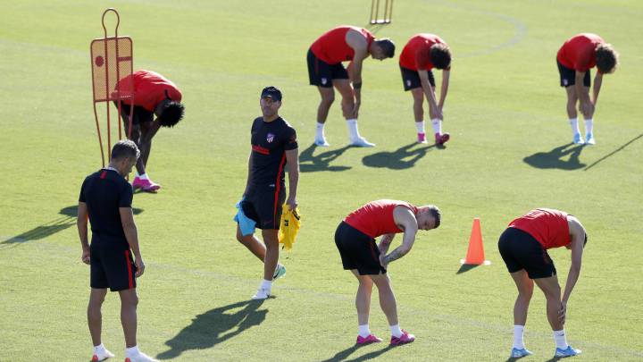 Costa sigue al margen y Simeone ensayó con Giménez y Felipe en defensa