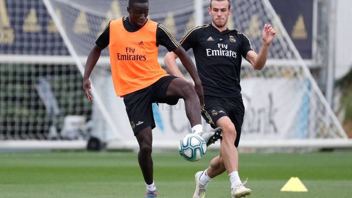 Mendy, que está volviendo a entrenarse con el resto de sus compañeros, en un lance del entrenamiento con Bale.