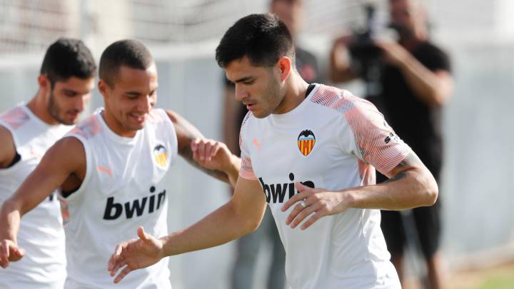Maxi Gómez ejercitándose en Paterna.