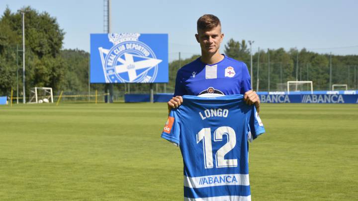 Samuele Longo posa con la camiseta del Deportivo