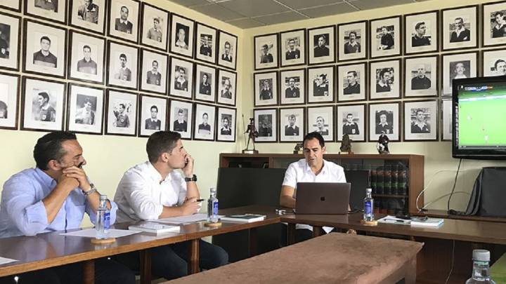 Velasco Carballo imparte clases sobre la nueva reglamentación del fútbol a Robert Moreno.
