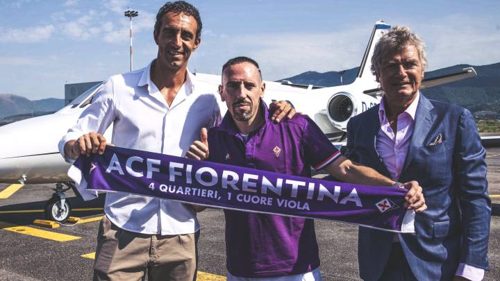 Ribéry llegó ayer a Florencia donde se colocó la camiseta de su nuevo equipo. Llegó libre pero dará un gran realce a la Serie A.