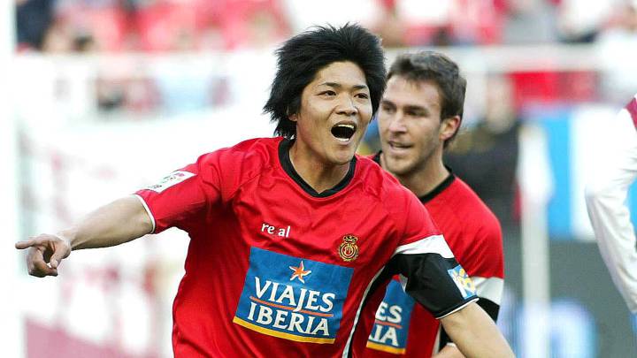 Yoshito Okubo celebra un gol con el Mallorca durante su etapa en el conjunto bermellón.