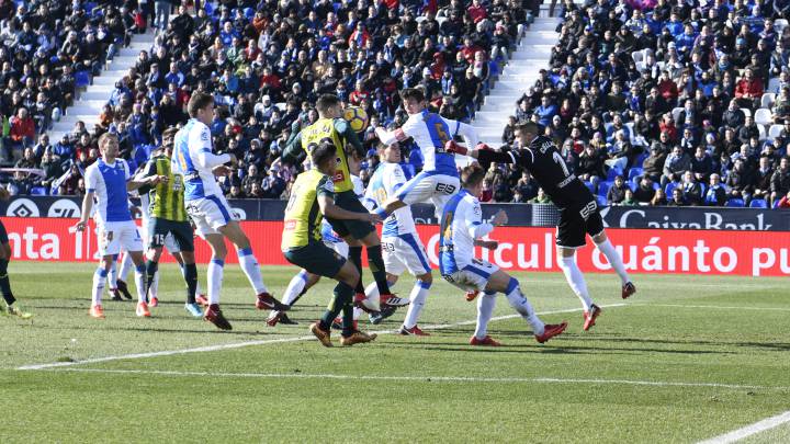 Mario Hermoso marca al Leganés.