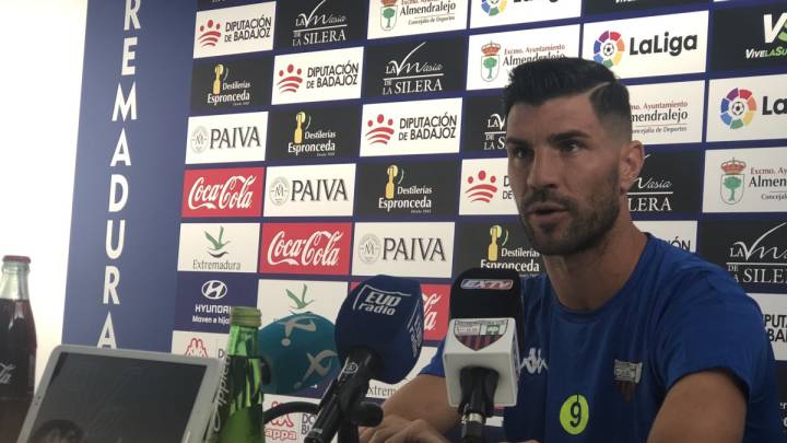 Willy Ledesma durante la rueda de prensa de esta mañana (foto vía Twitter @EXT_UD).