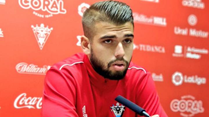 Andrés García durante la rueda de prensa de esta mañana (foto vía Twitter @CDMirandes).