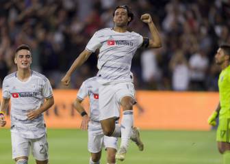 El hermano de Carlos Vela manda un recado al Barça