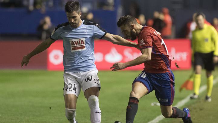 Adrián González y Roberto Torres pugnan por un balón durante el partido de Primera División entre Osasuna y Eibar.