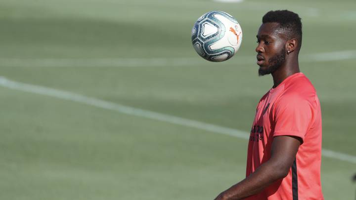El central francés del Sevilla Joris Gnagnon se va cedido al Stade de Rennes de su país. El Lazio ofrece al defensa brasileño Wallace dos Santos.