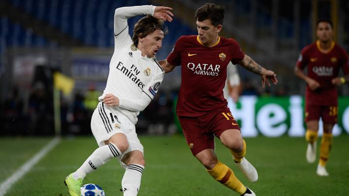 Ante Coric, el jugador del Roma que quiere el Almería, pugna por un balón con Luka Modric.