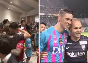 Gran momento: Torres e Iniesta en el vestuario que es historia