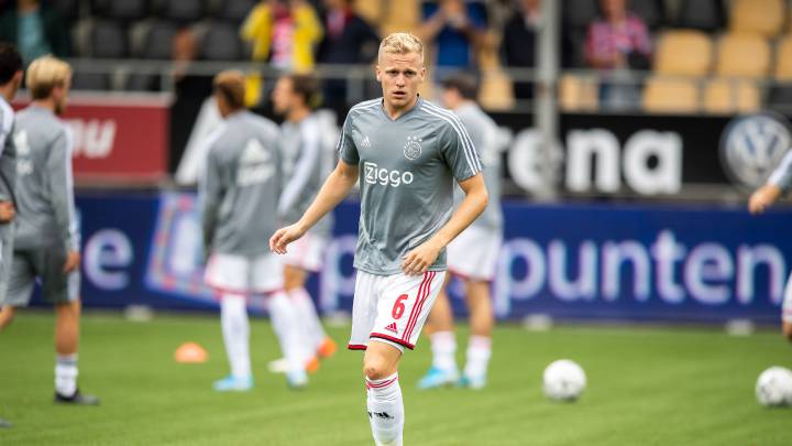 Van de Beek calienta antes del primer partido de Eredivisie del Ajax ante el Venlo en el estadio De Koel.
