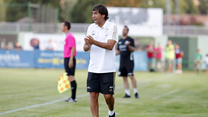 Raúl dando órdenes en partido de pretemporada.
