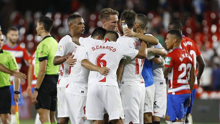 Los futbolistas del Sevilla celebran la victoria en Granada.