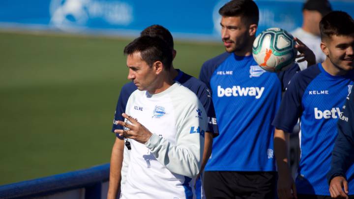 El entrenador del Deportivo Alavés, Asier Garitano, durante el entrenamiento que el equipo ha realizado este viernes, para preparar el partido que enfrentará al equipo de Vitoria al Levante el próximo domingo.