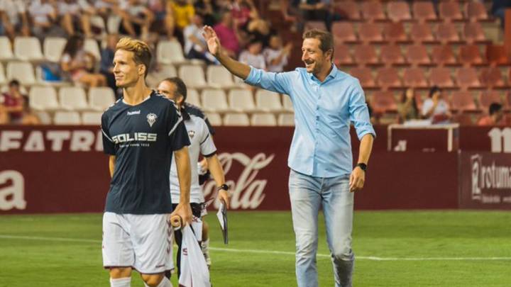Luis Miguel Ramis saluda a la afición albaceteña congregada en el Carlos Belmonte antes del Albacete-Girona (foto vía Twitter @AlbaceteBPSAD).