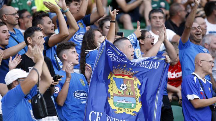 Aficionados del Fuenlabrada.