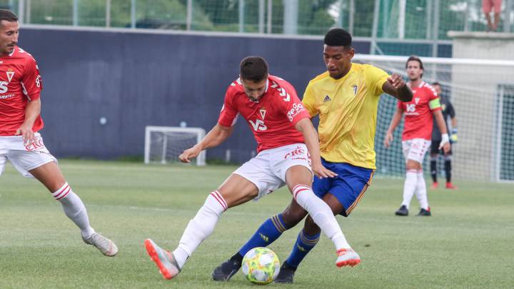 Dos errores en la recta final castigan al Real Murcia ante el Cádiz B