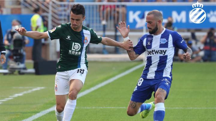 Corchia intenta irse de Aleix Vidal durante el partido (foto vía Twitter @RCDEspanyol).