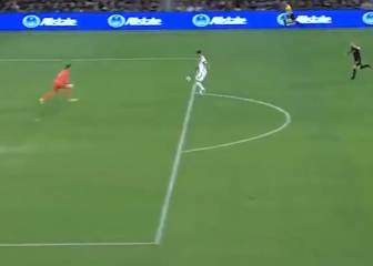 15' de derbi, se queda delante del portero y hace lo contrario a lo que haría cualquiera: Ibra