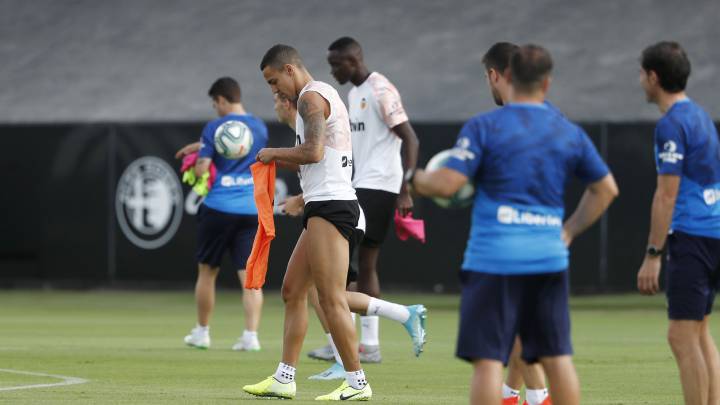 Valencia: el vestuario, expectante por el cierre de mercado