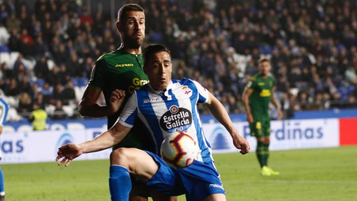 Pedro Sánchez protege el balón ante David García durante el Deportivo - Las Palmas de la temporada pasada.