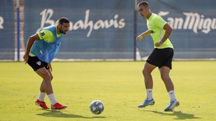 David Lombán ante Hugo durante el entrenamiento de esta mañana (foto vía www.malagacf.com).