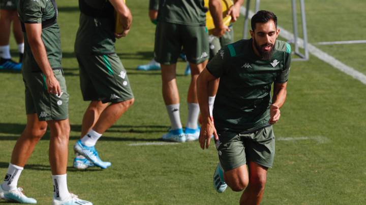 Borja Iglesias vuelve a trabajar con el Betis después de su esguince de tobillo. Bendito problema para Rubi, que tiene a Loren en plena racha.