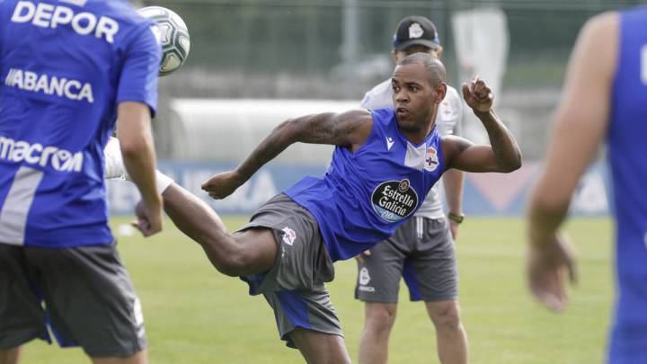 La salida de Diego Rolan del Deportivo es necesaria para que lleguen más fichajes.
