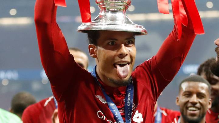 Van Dijk levanta el trofeo de la Champions.