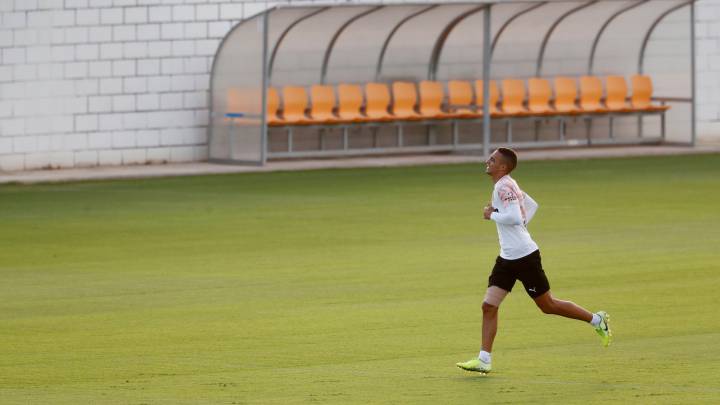 Rodrigo se ejercita en Paterna con un vendaje en el muslo.